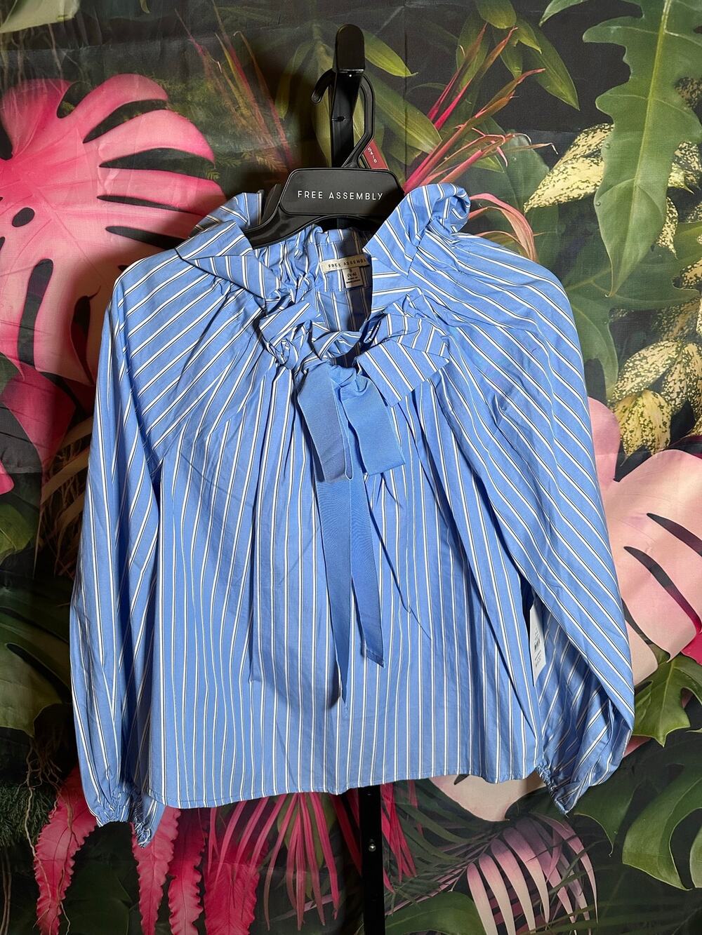 Free assembly puff neck blouse size S